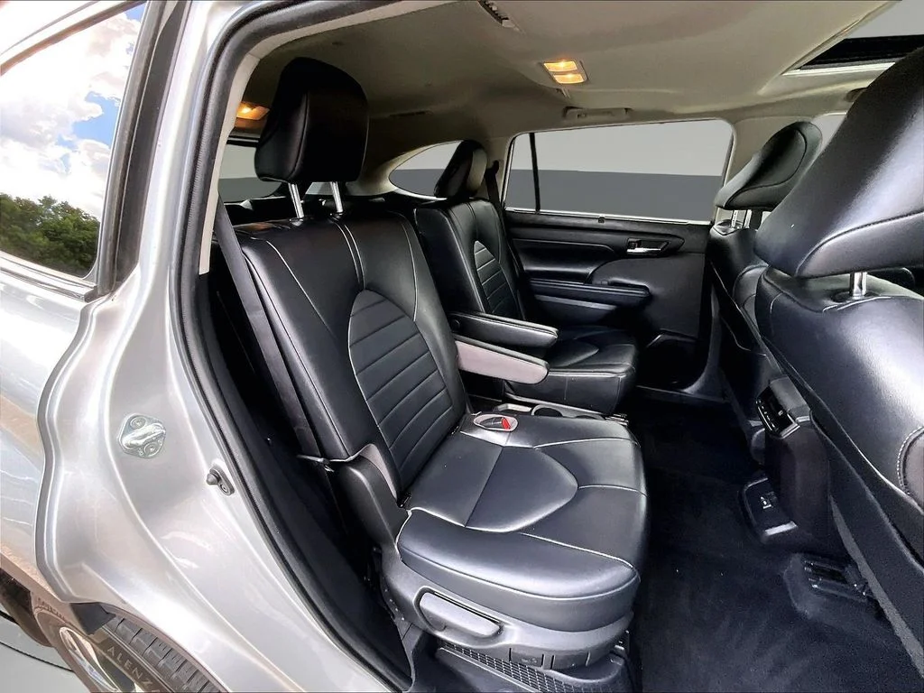 Used 2022 Silver Toyota XLE image 29