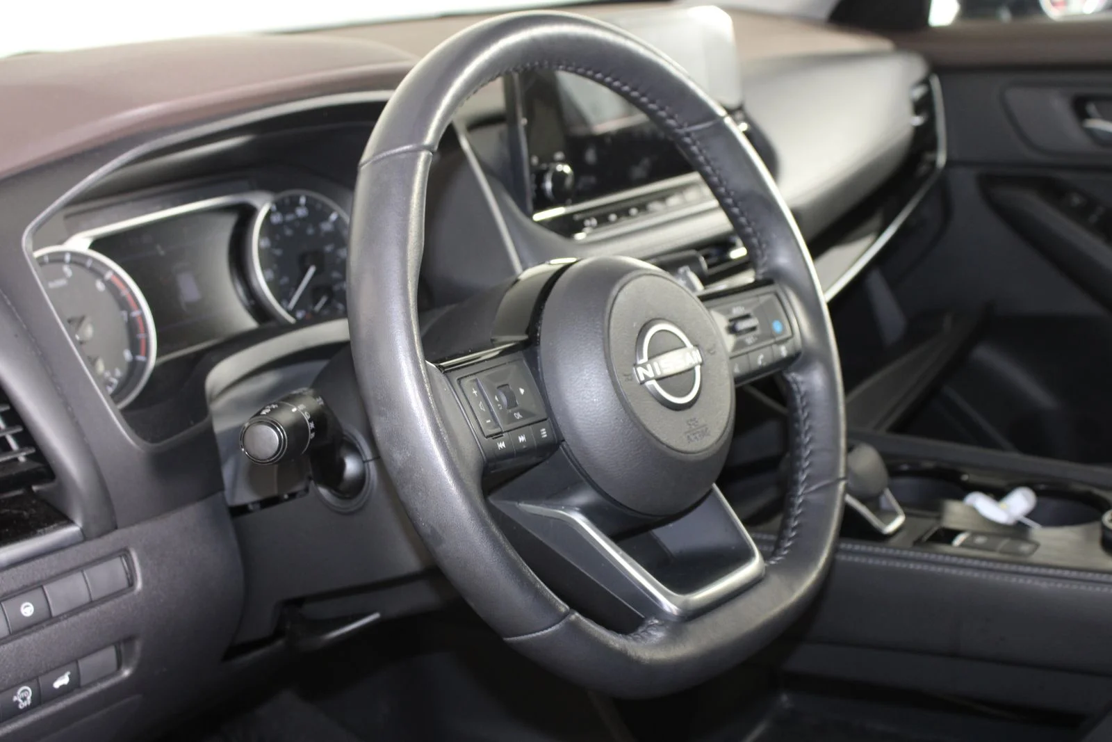 Used 2023 Gray Nissan SL image 9
