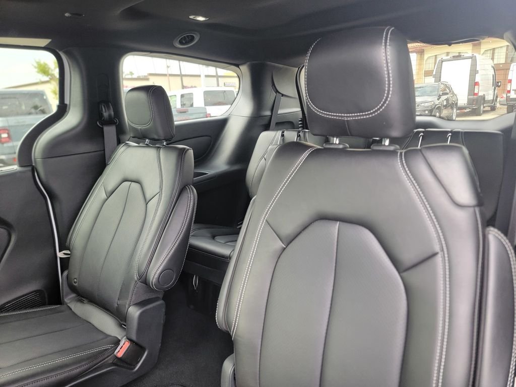 New 2025 Bright White Clear-Coat Exterior Paint Chrysler Select image 9