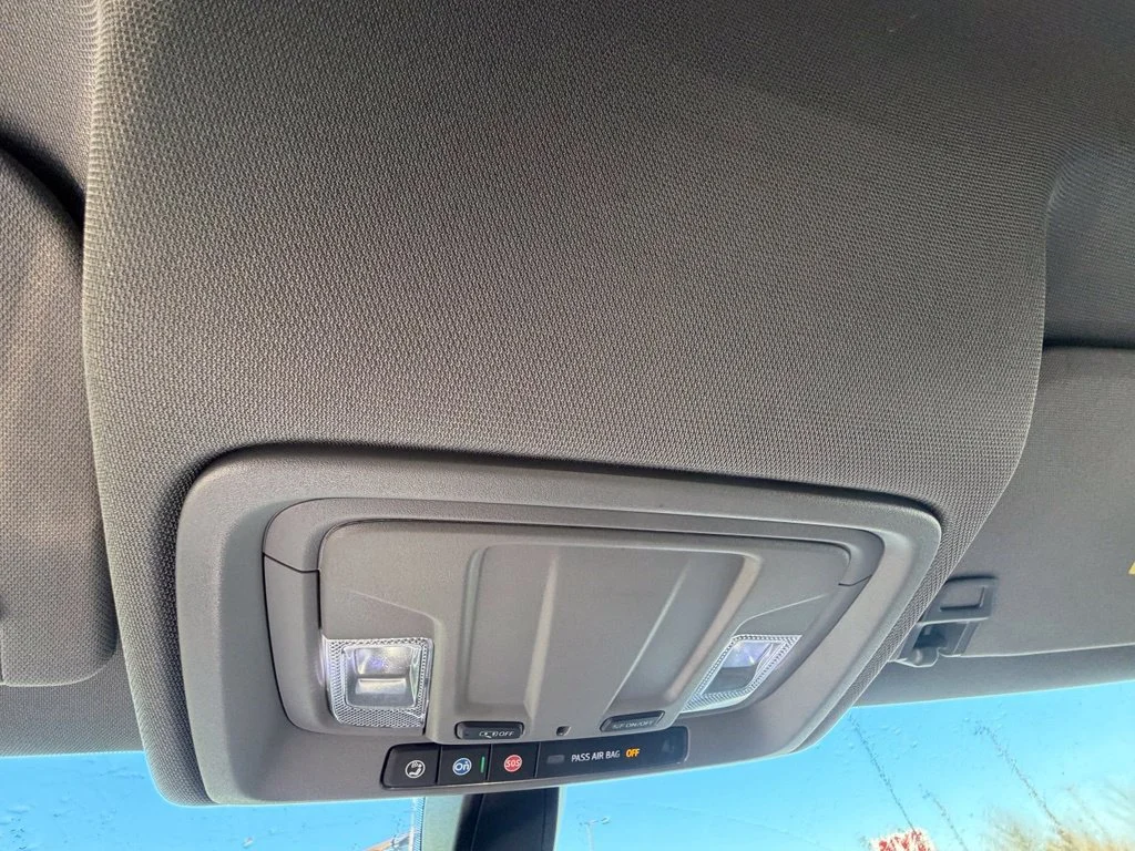 Used 2021 SUMMIT WHITE GMC Elevation image 19