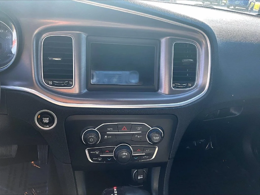 Used 2022 White Dodge SXT image 29