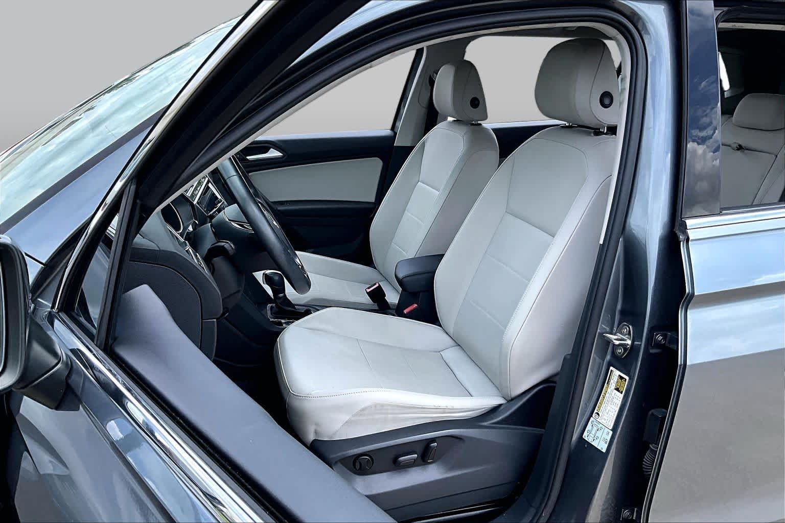 Used 2019 Platinum Gray Metallic Volkswagen SE image 7