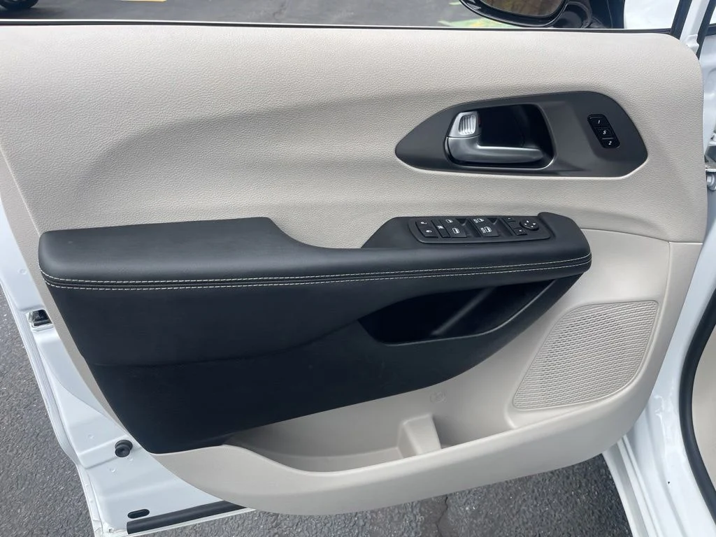 Used 2024 White Chrysler Touring L image 9