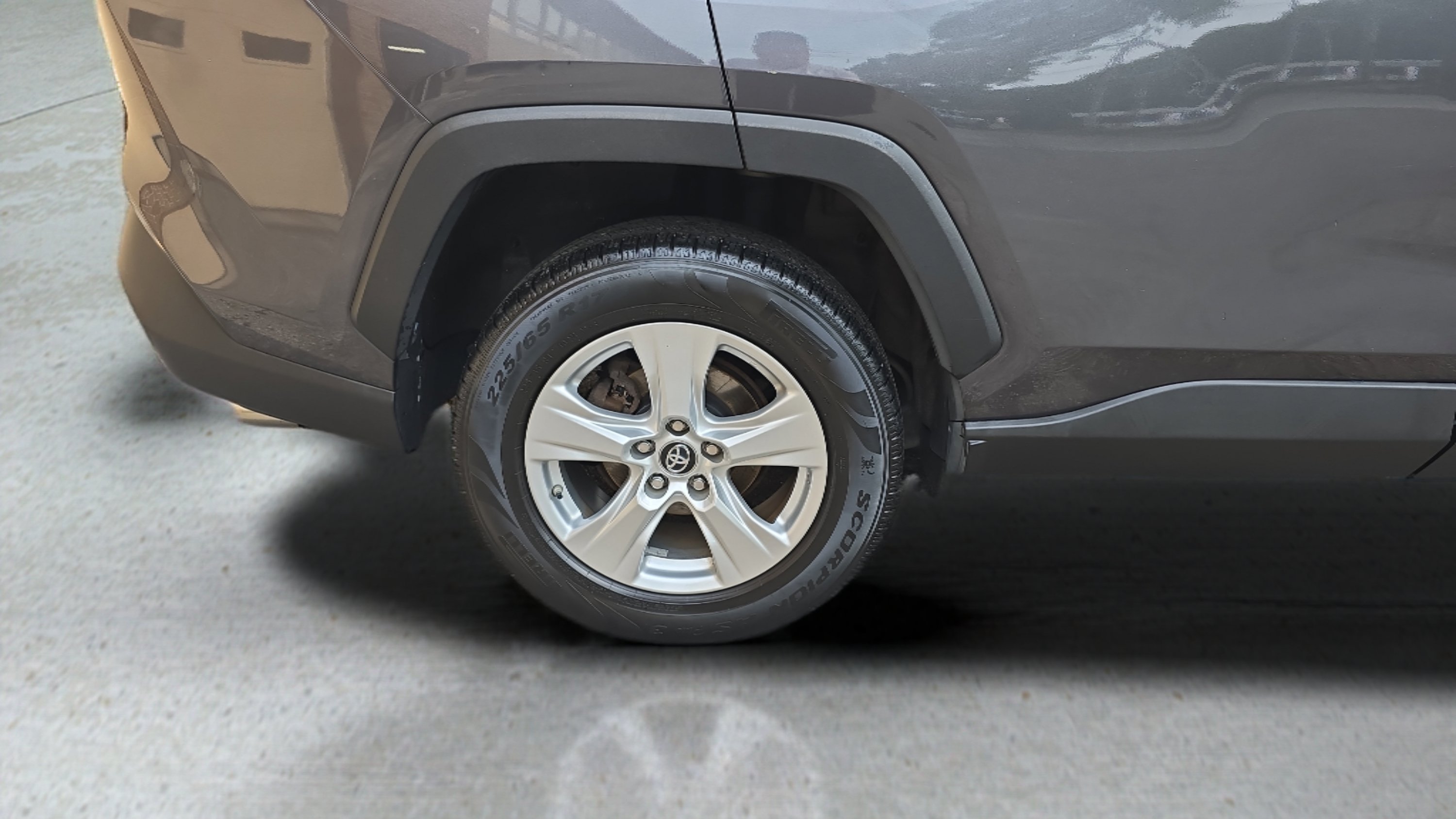 Used 2019 Gray Toyota XLE AWD image 31