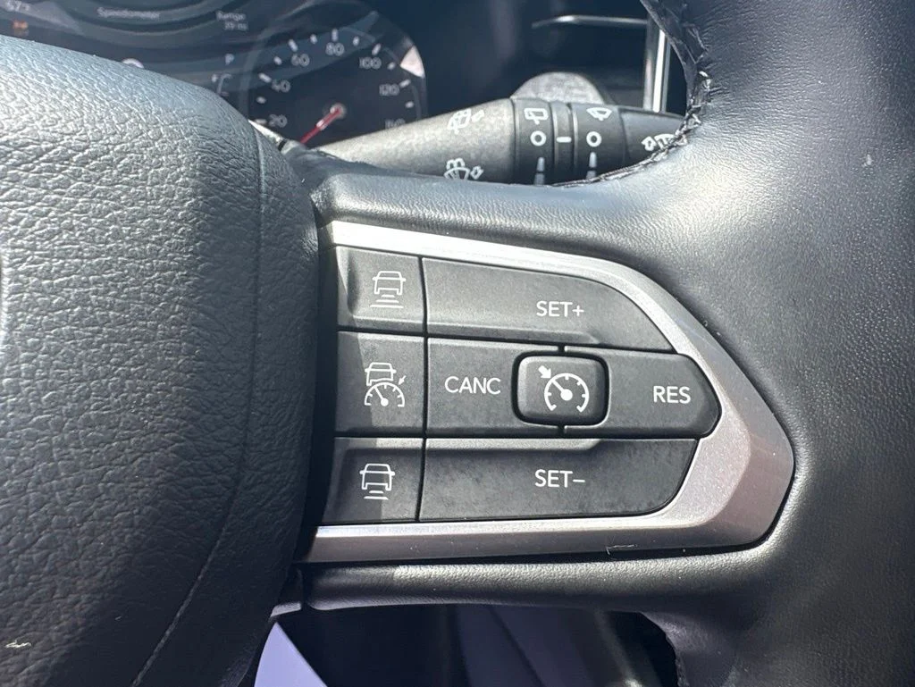 Used 2022 Black Jeep Latitude Lux image 18