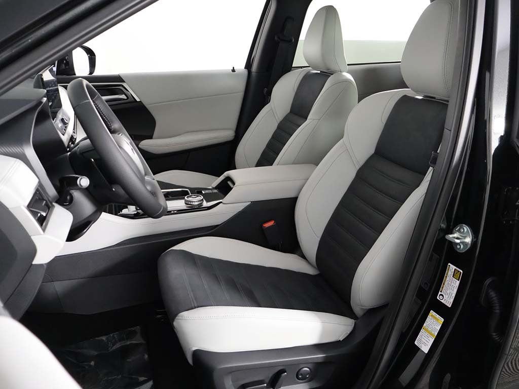 2025 Mitsubishi Outlander SE - Photo 32