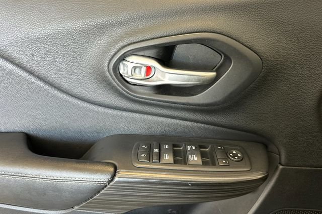Used 2016 Silver Jeep Latitude image 12
