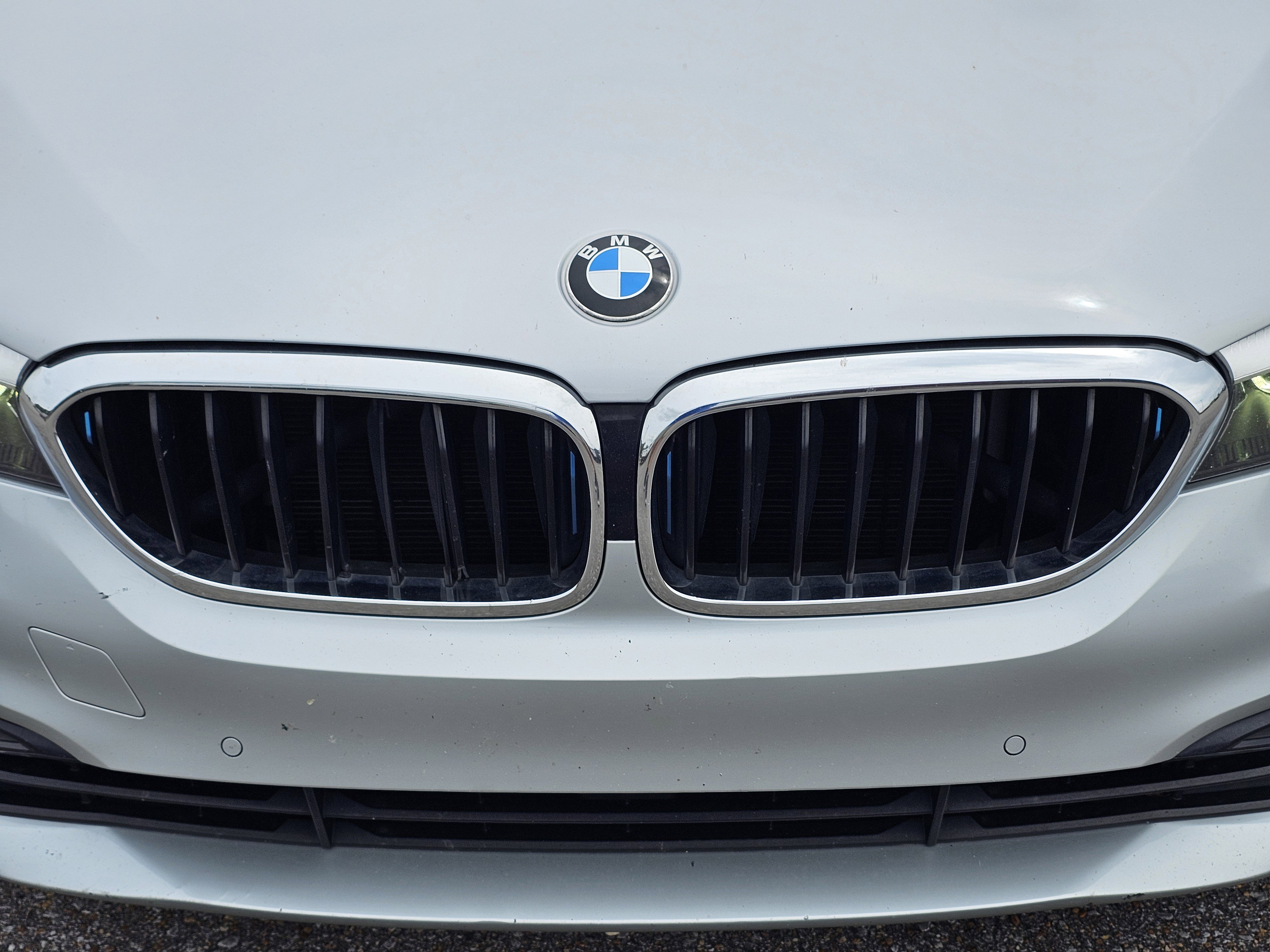 Used 2019 Glacier Silver Metallic BMW 530e iPerformance image 3