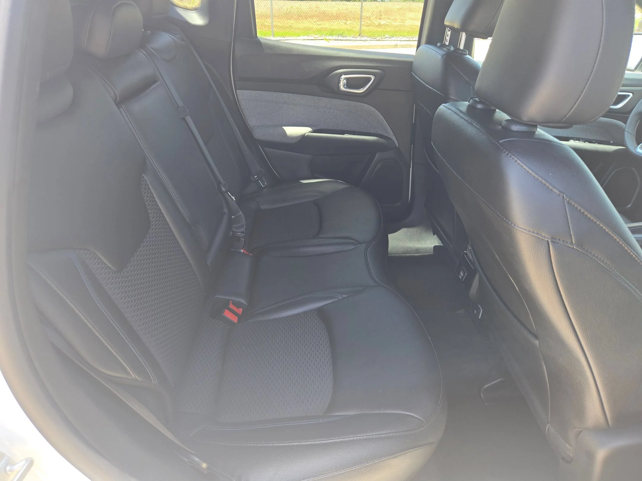 Used 2024 White Jeep Latitude image 22