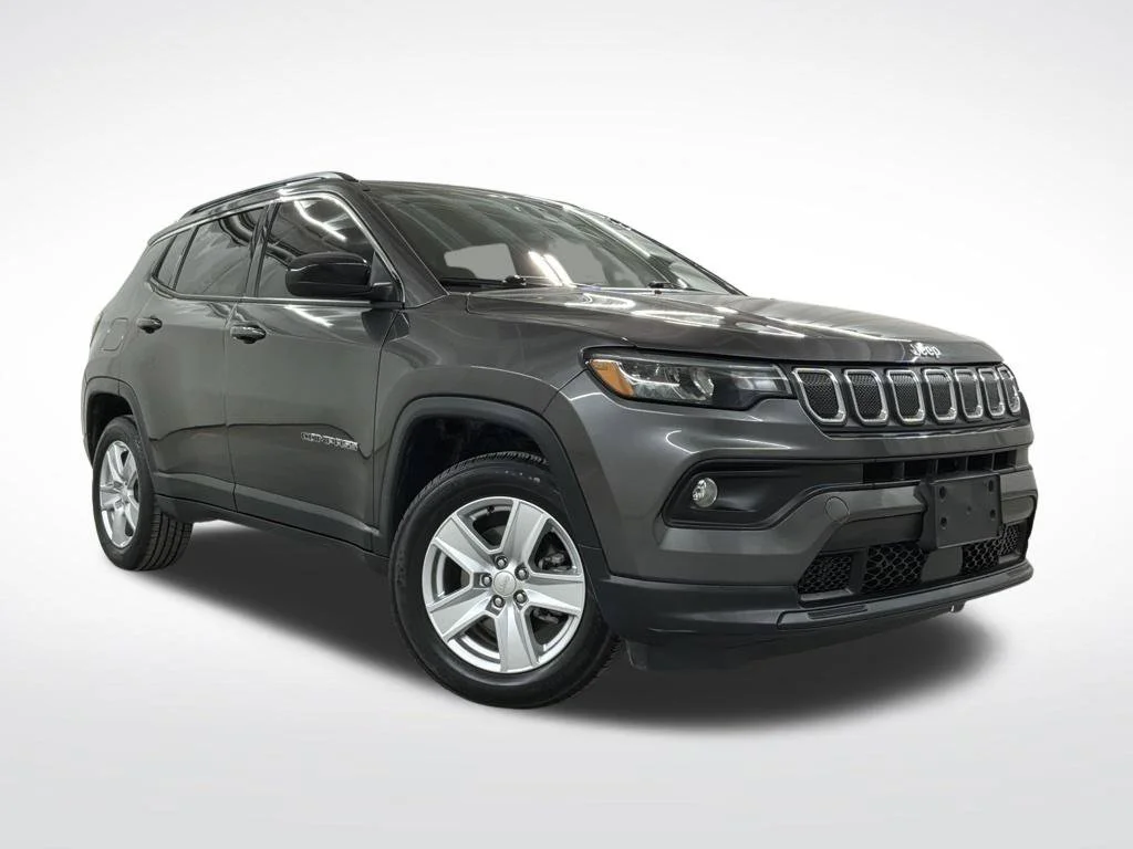 Used 2022 Crystal Metallic Jeep Latitude image 4