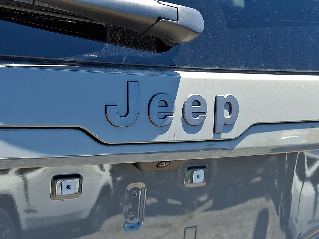 New 2026 Sting-Gray Clear-Coat Exterior Paint Jeep Limited image 22