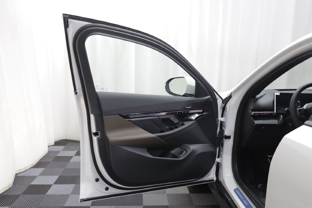 New 2027 Mineral White Metallic BMW 530i xDrive image 5