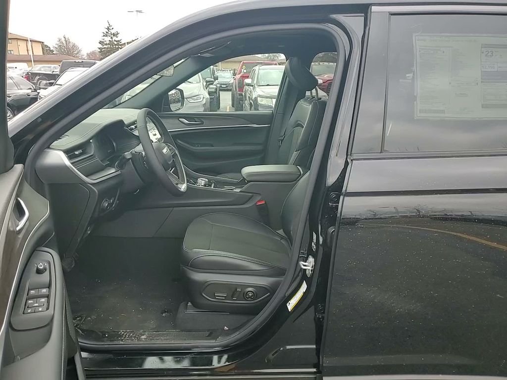 New 2026 Diamond Black Crystal Pearlcoat Jeep Altitude image 13