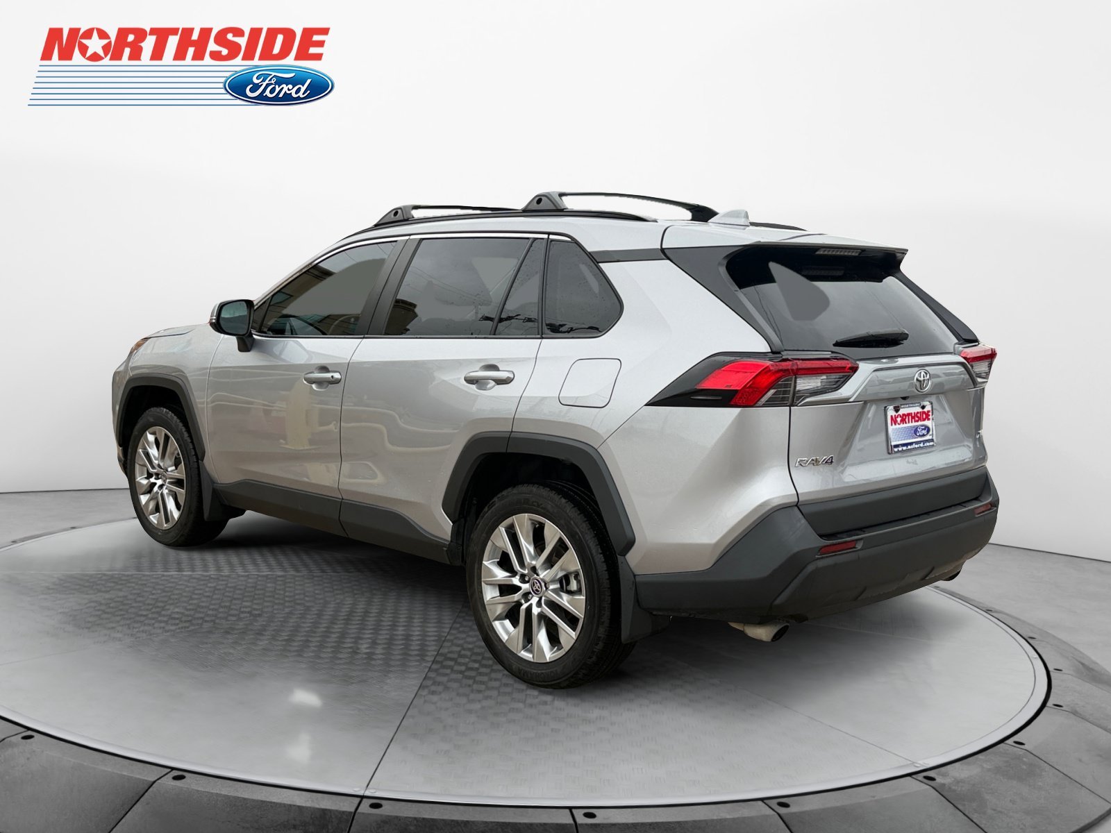 Used 2024 Silver Sky Metallic Toyota XLE Premium image 5