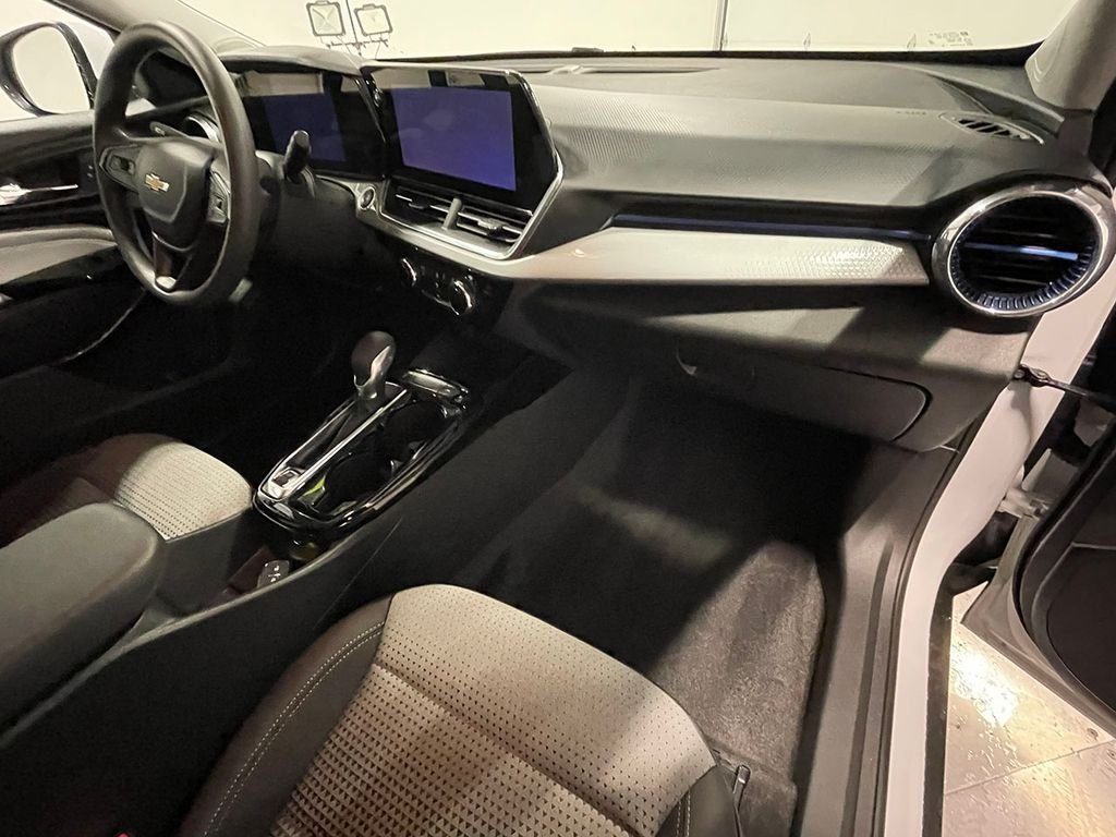 Used 2025 White Chevrolet LT image 26