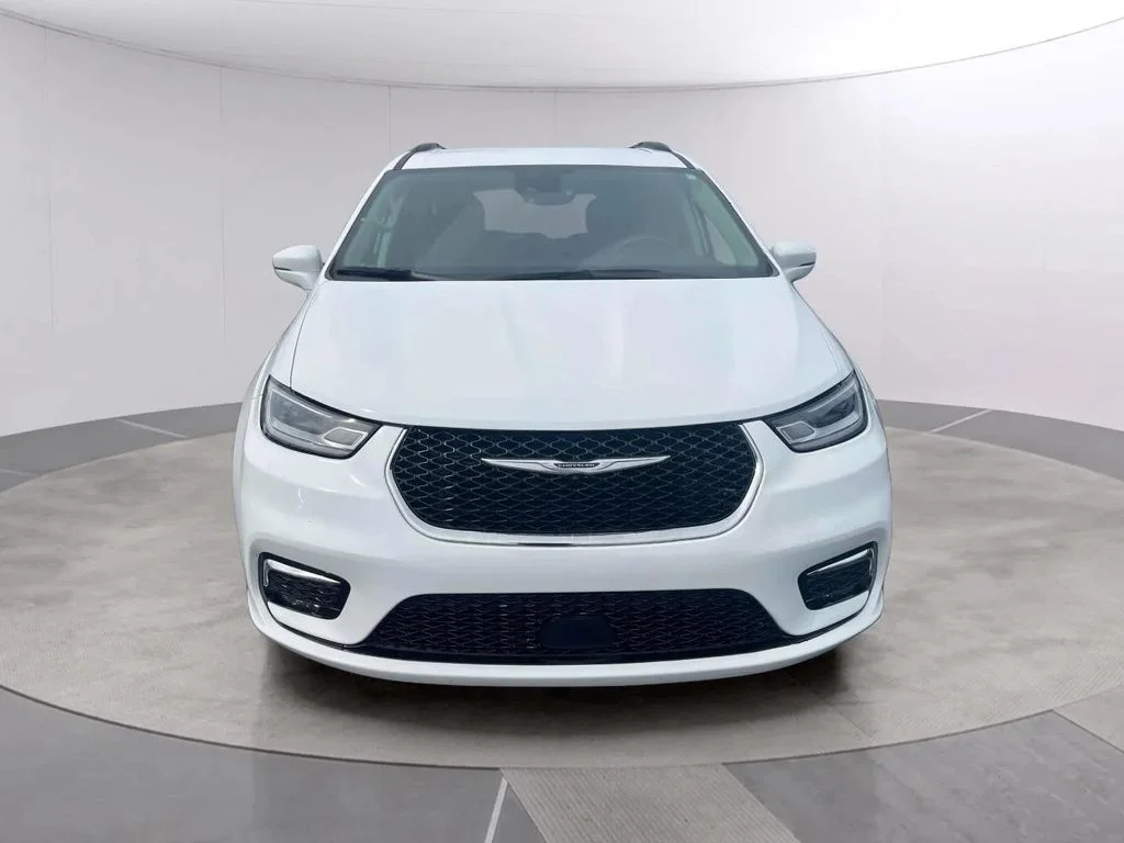 Used 2022 Bright White Clearcoat Chrysler Touring L image 8