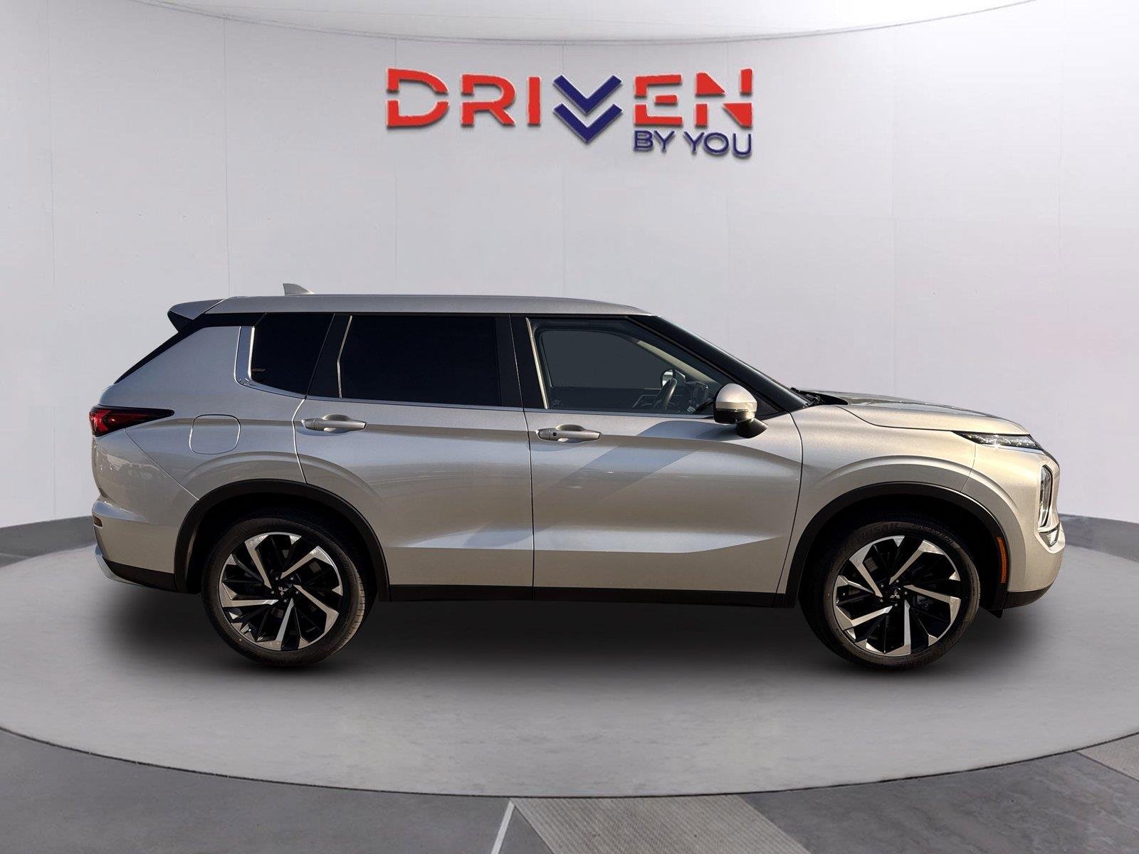 Used 2024 Alloy Silver Metallic Mitsubishi SE image 3