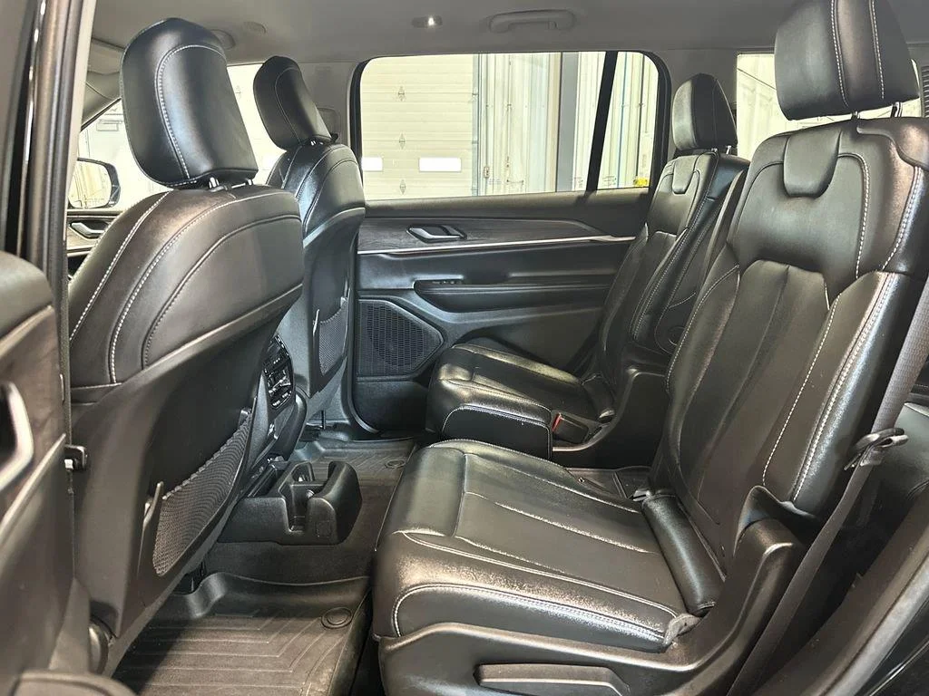 Used 2023 Diamond Black Crystal Pearlcoat Jeep Limited image 26
