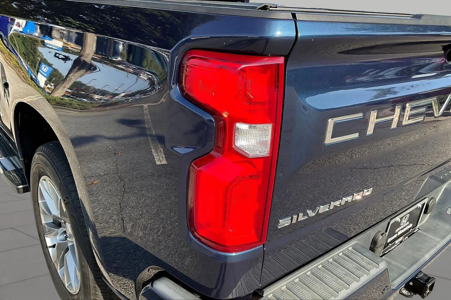 Used 2019 Northsky Blue Metallic Chevrolet High Country image 28