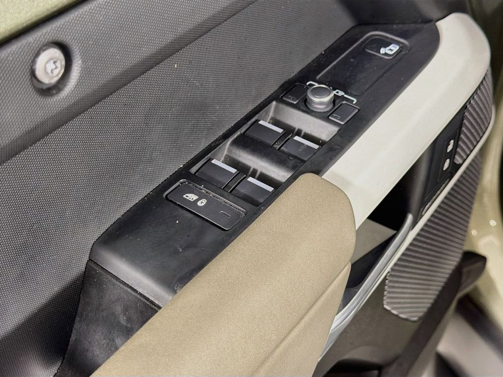 Used 2022 Green Land Rover S image 18
