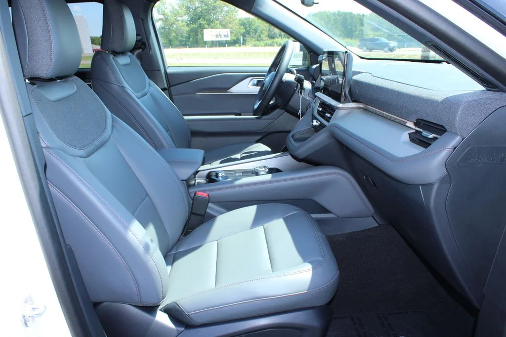 New 2027 White Ford 4DR 4WD ACTIVE image 31