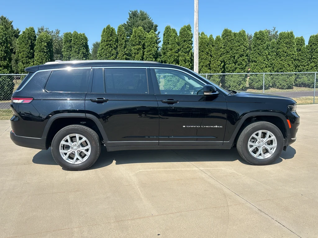 Used 2023 Diamond Black Jeep Limited image 3