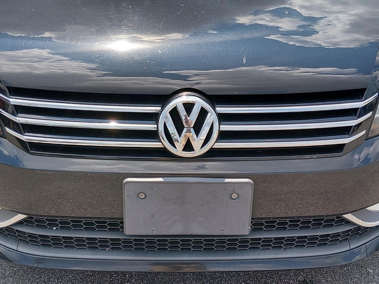 Used 2015 Black Uni Volkswagen 1.8T SE w/Sunroof & Nav image 9