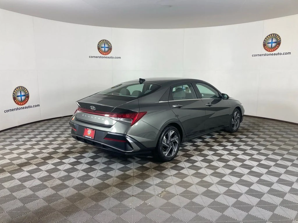 Used 2025 Gray Hyundai SEL Convenience image 19