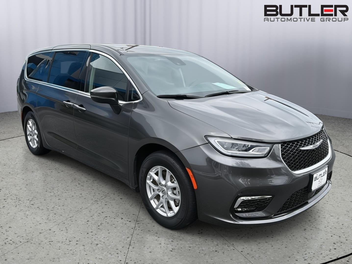 Used 2023 Granite Crystal Metallic Clearcoat Chrysler Touring L image 8