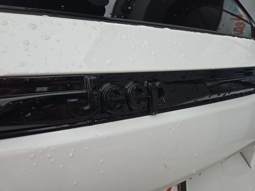 New 2026 Bright White Clear-Coat Exterior Paint Jeep Altitude image 21