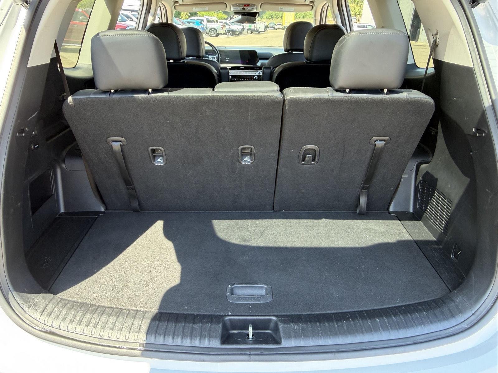Used 2025 Glacial White Pearl Kia S image 18