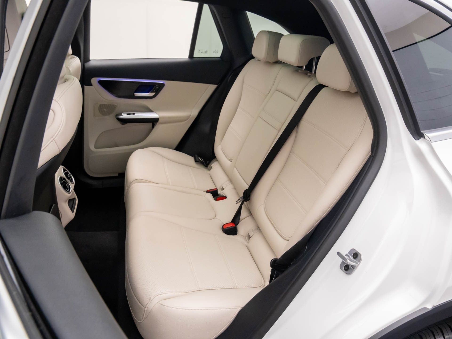 New 2026 Polar White Mercedes-Benz GLC 300 image 17