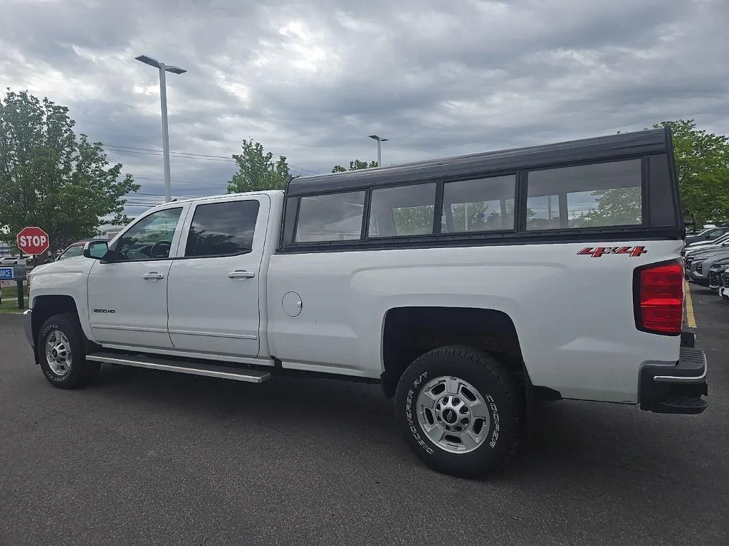 Used 2018 Summit White Chevrolet LT image 3