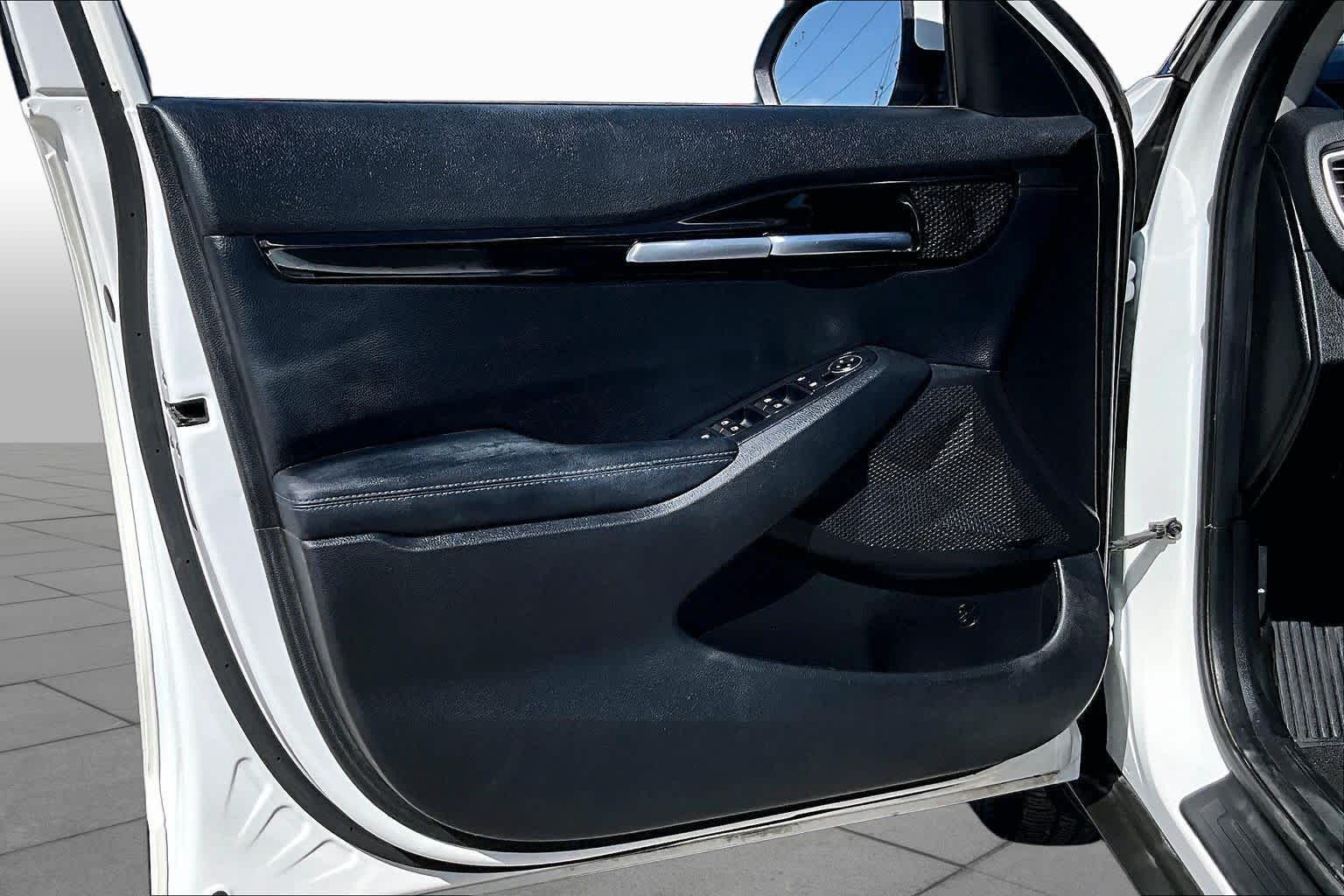 Used 2023 Snow White Pearl Kia S image 21