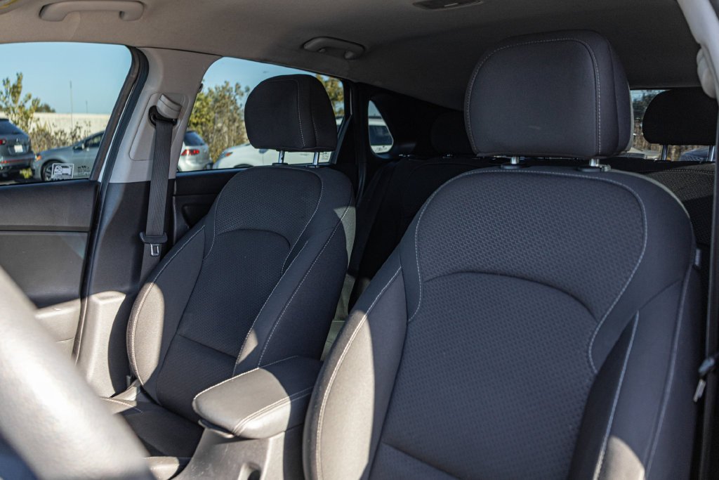 Used 2018 White Hyundai Base image 12