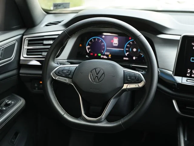 Used 2025 Platinum Gray Metallic Volkswagen 2.0T SE w/Technology image 27