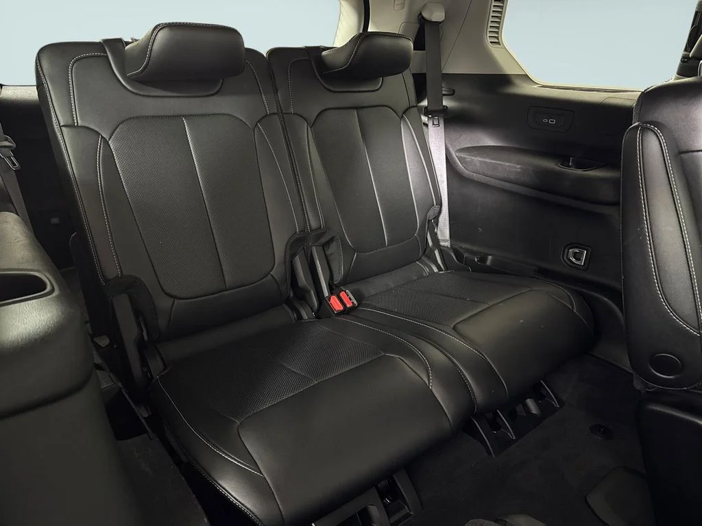 Used 2023 Diamond Black Jeep Limited image 16