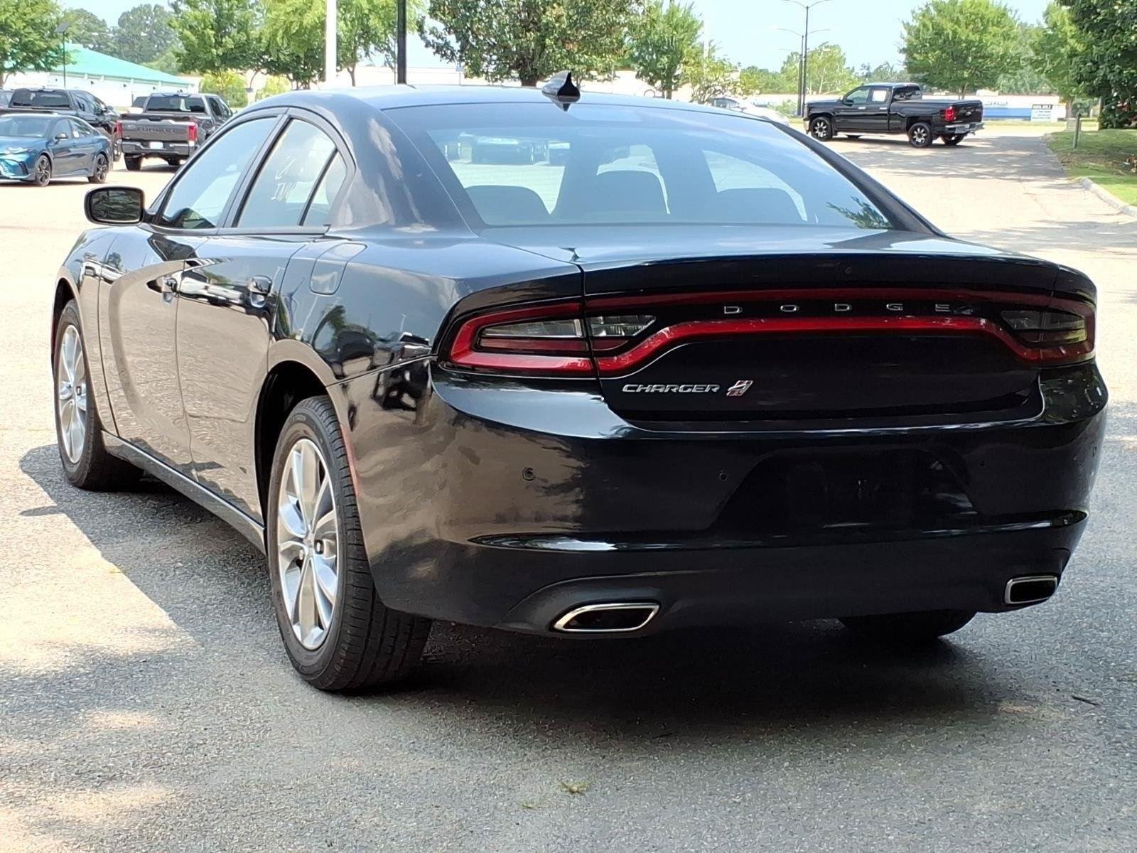 Used 2022 Pitch Black Clearcoat Dodge SXT image 14