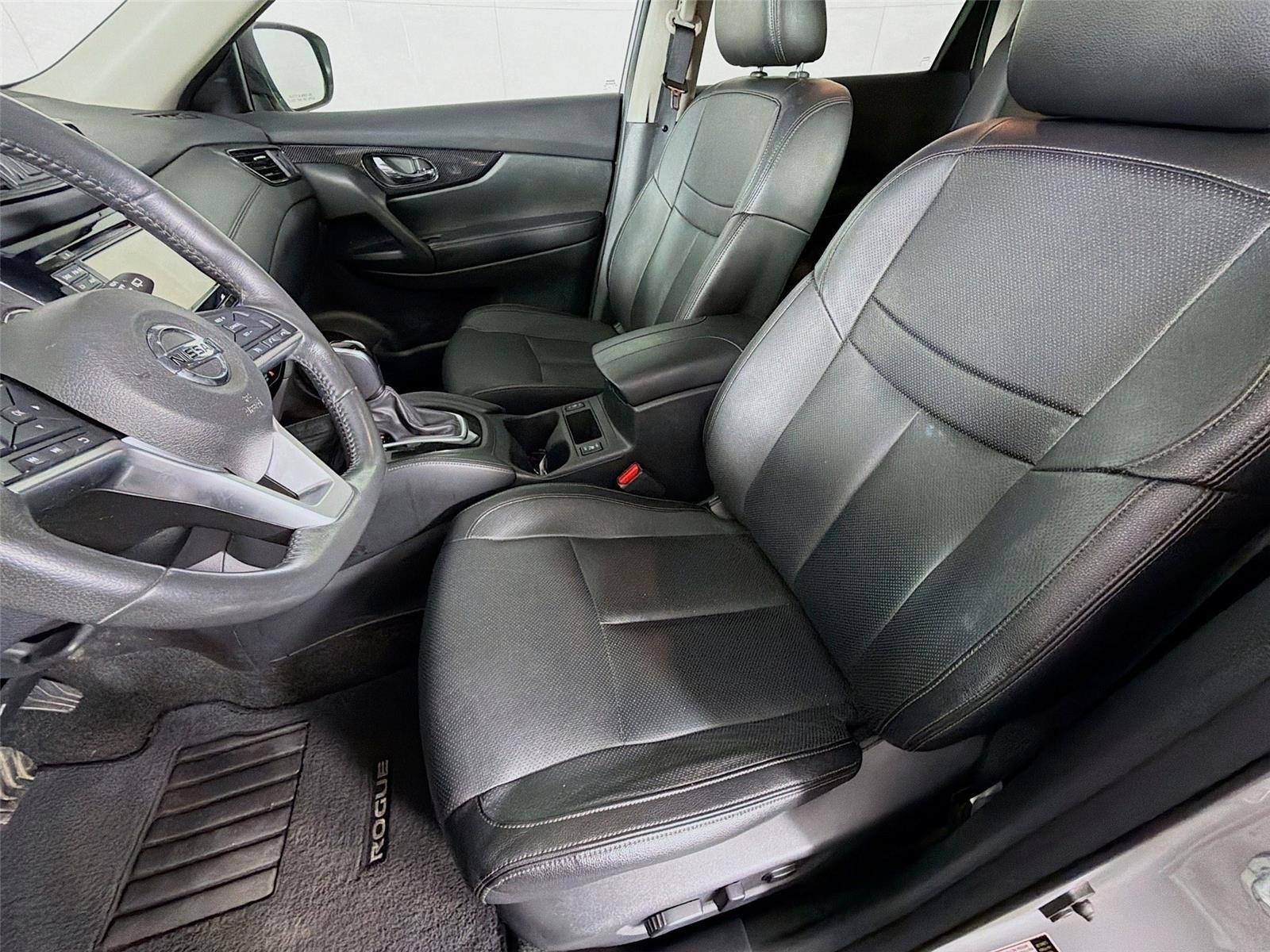 Used 2017 Brilliant Silver Nissan SL image 2