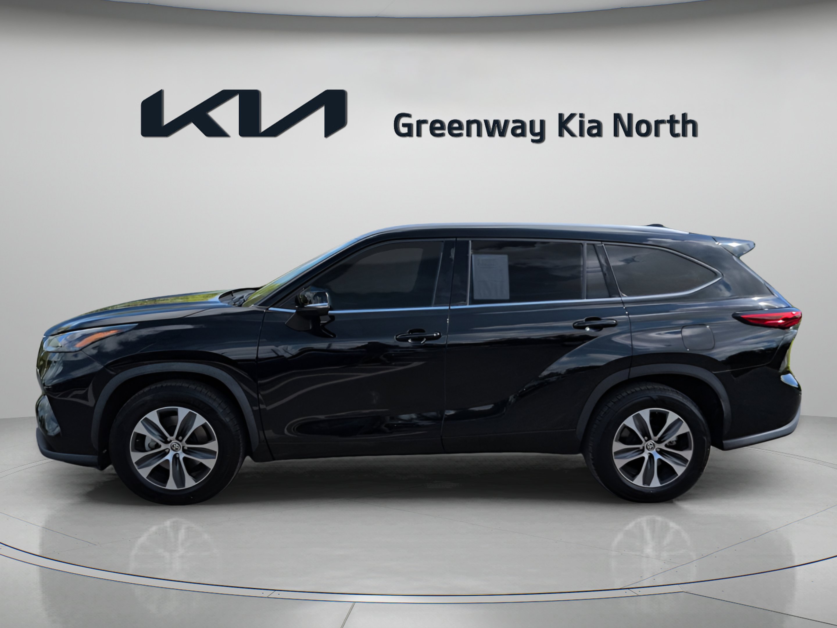 Used 2022 Midnight Black Metallic Toyota XLE image 5
