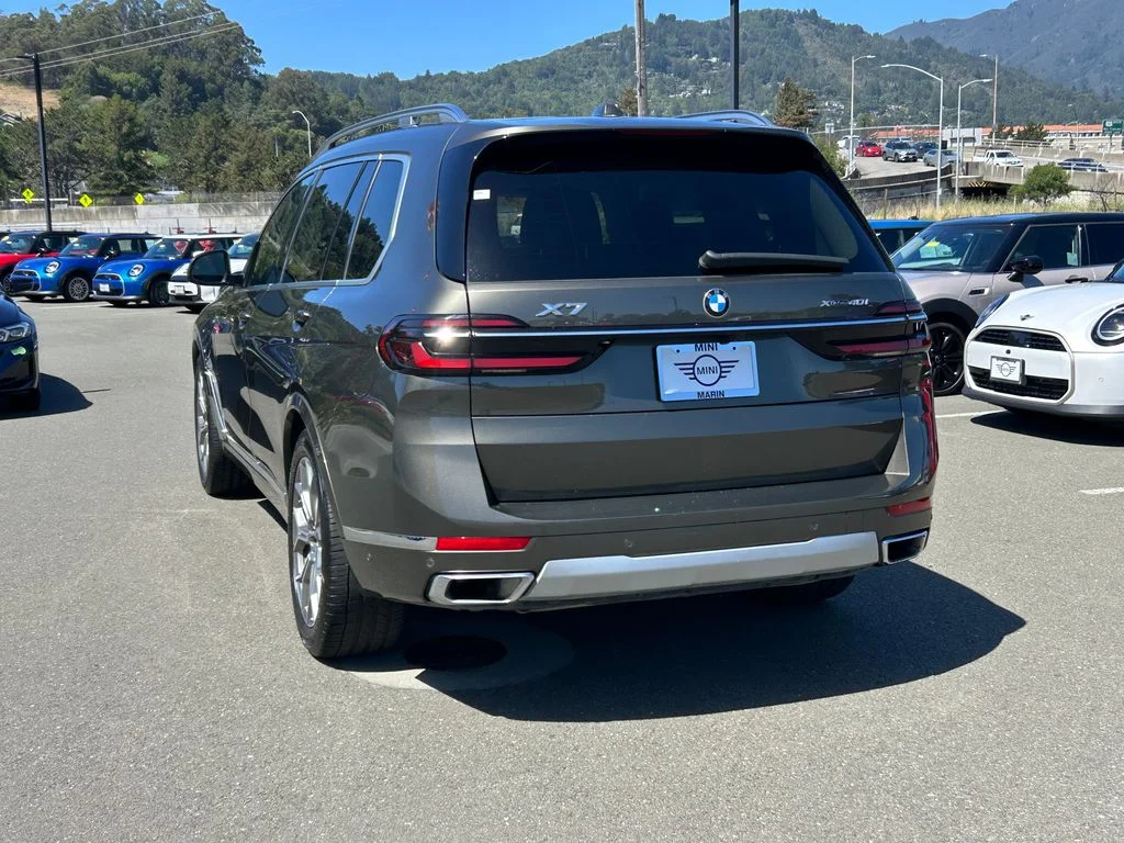 Used 2023 Green BMW xDrive40i image 3