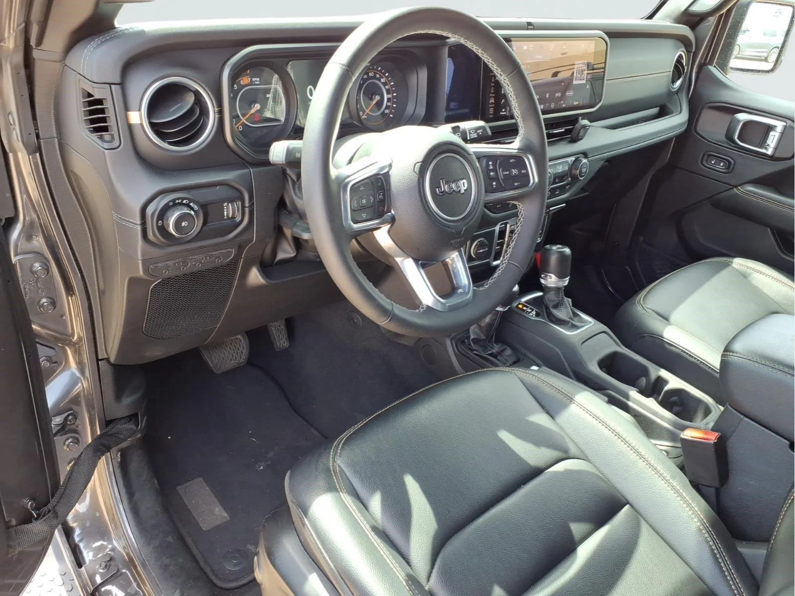 Used 2025 Granite Crystal Metallic Clearcoat Jeep Sahara image 17