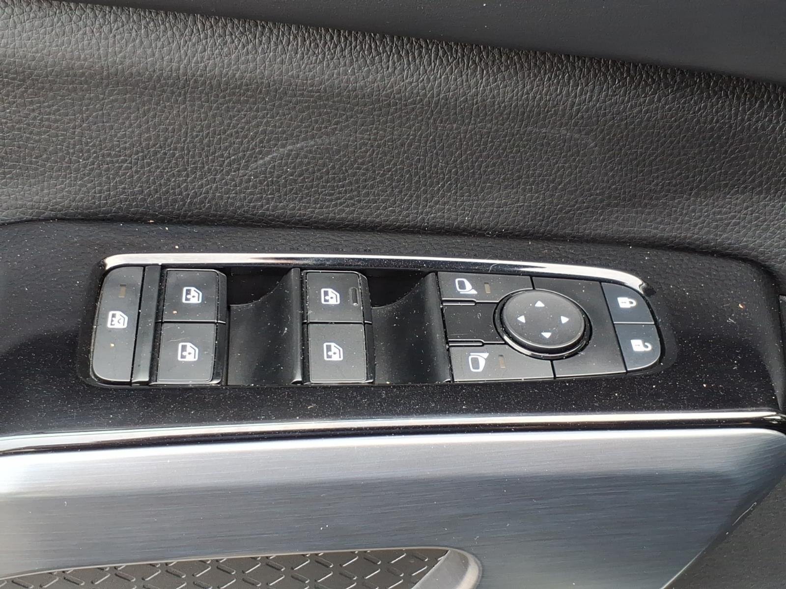 Used 2023 Pearl White Tricoat/Super Black Nissan SL image 13