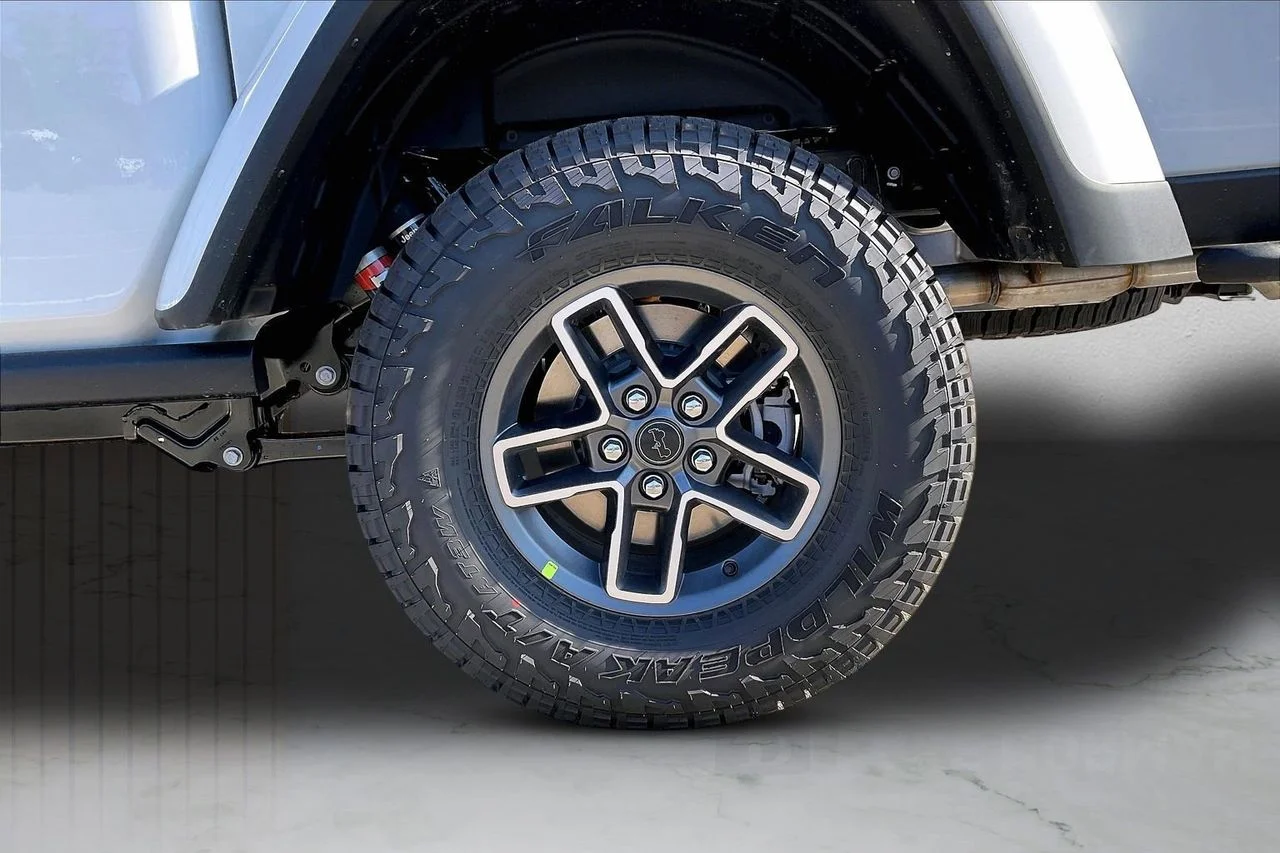 New 2026 Bright White Clear-Coat Exterior Paint Jeep Mojave X image 34