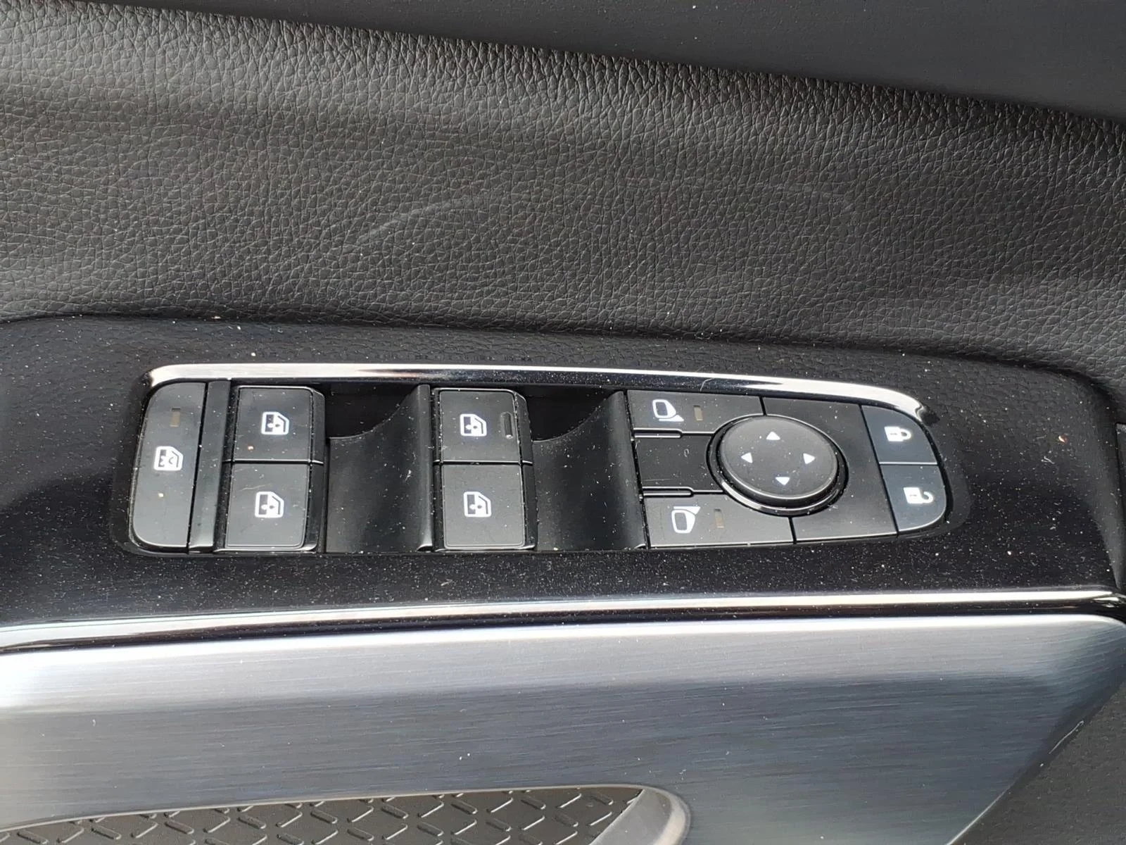 Used 2023 Pearl White Tricoat/Super Black Nissan SL image 13