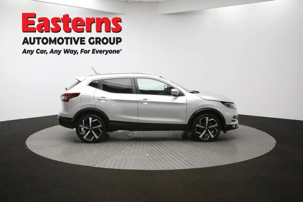 Used 2022 Silver Nissan SL image 44