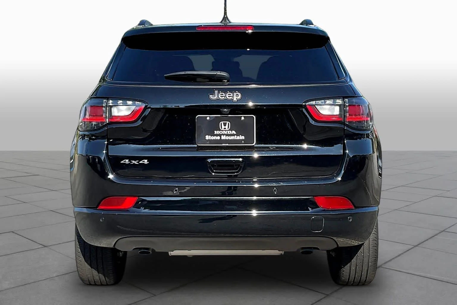 Used 2024 Diamond Black Crystal Pearlcoat Jeep Limited image 9
