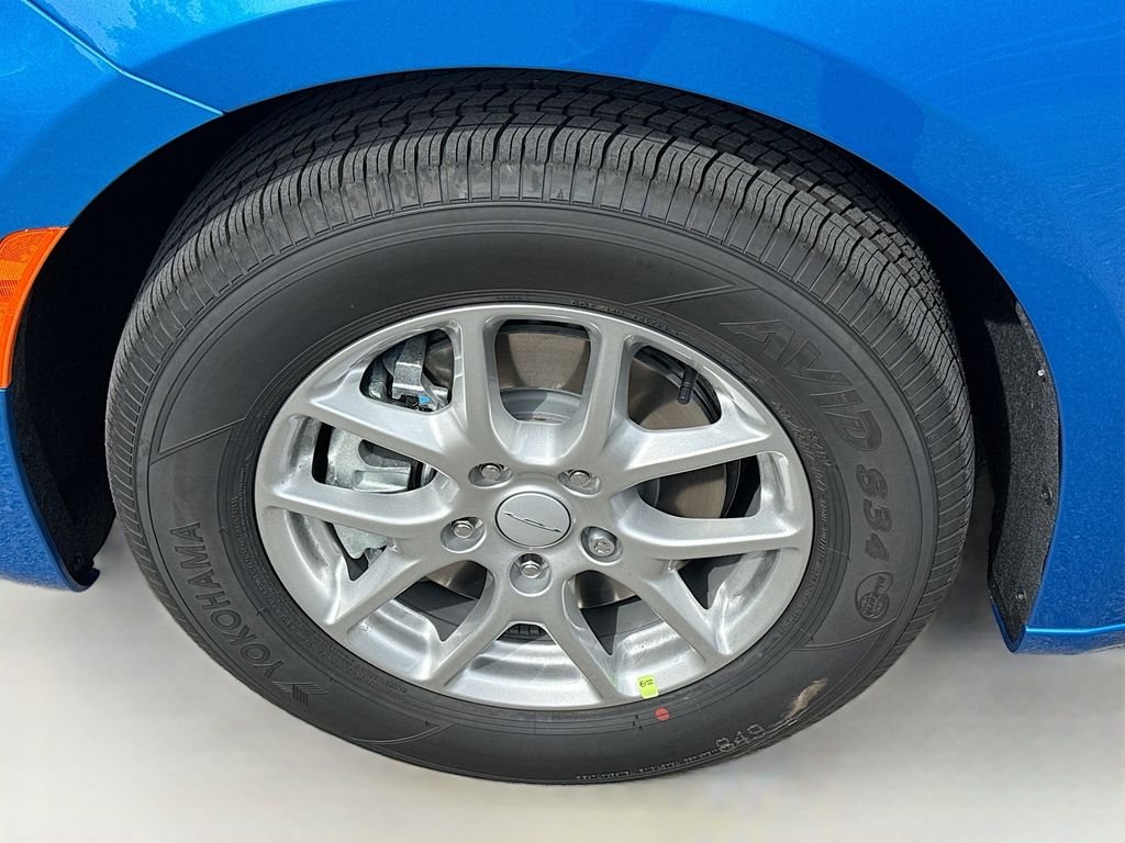 New 2027 Hydro Blue Pearl-Coat Exterior Paint Chrysler Select image 9