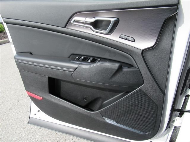 Used 2025 White Kia SX image 18