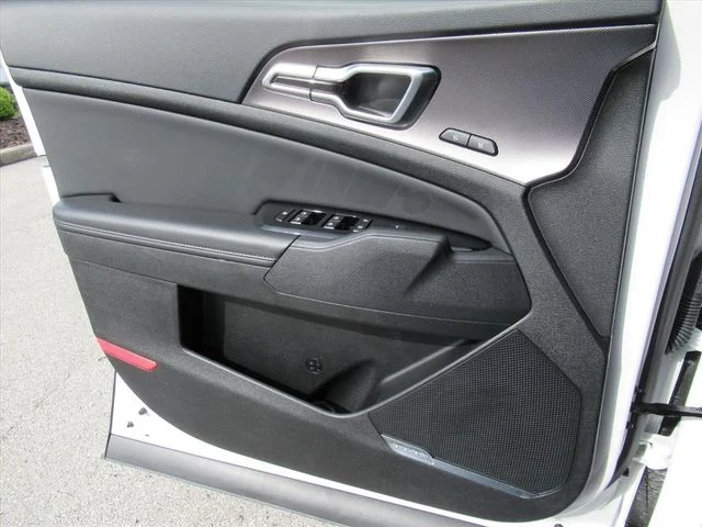 Used 2025 White Kia SX image 18